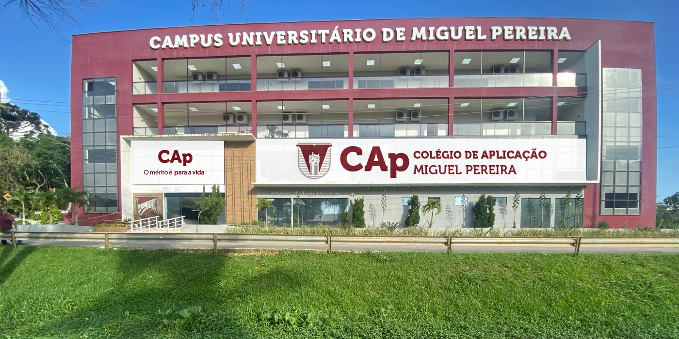 Fachada do Campus Universitário de Miguel Pereira com o letreiro do Colégio de Aplicação Miguel Pereira